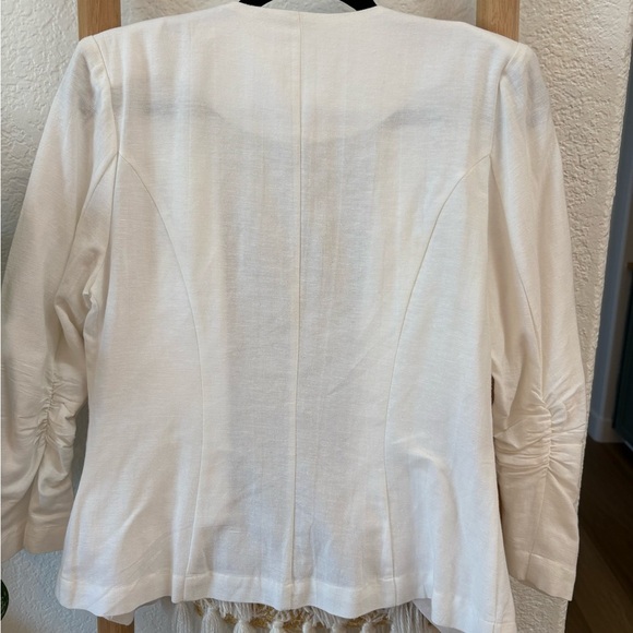 VENUS Elegant Cream Blazer - Picture 2 of 3